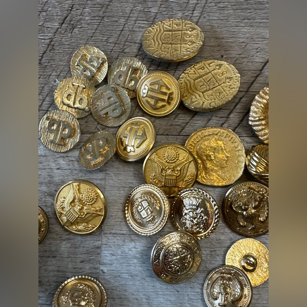 GOLD -TONE BUTTONS, miscellaneous lot approx .723 lbs - Picture 6 of 7